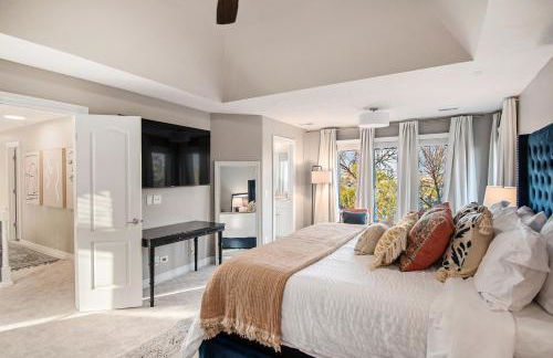 Stunning 5BR Villa Large Hot Tub & Scenic Yard - Foto 40