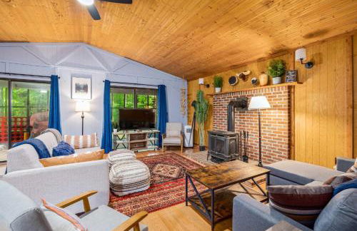 River Cabin w Hot Tub, Screened Porch & Fire Pit - Photo 10