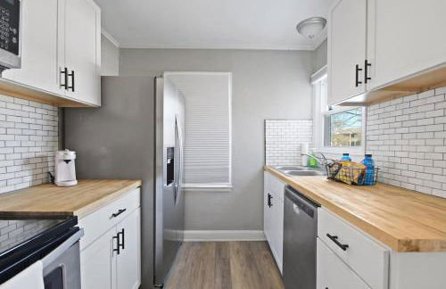 Down the Rabbit Hole walk to downtown - Foto 16