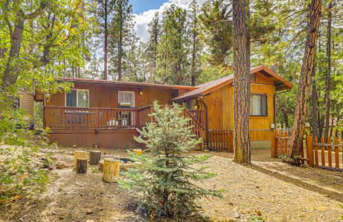 4 Mi to Rainbow Lake! Cozy Forest-View Gem with Deck - Foto 1