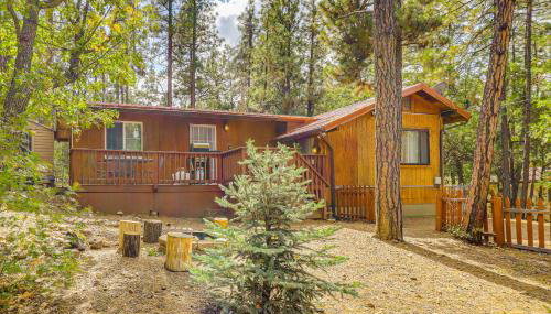 4 Mi to Rainbow Lake! Cozy Forest-View Gem w/ Deck - Foto 1