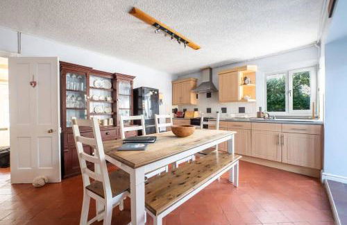 Cosy Welsh Cottage in St Davids Centre with Garden - Photo 2