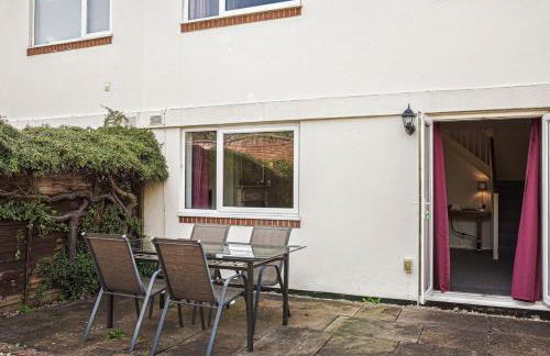 Central 2 Bed House w/ Garden and Free Parking! - Photo 78