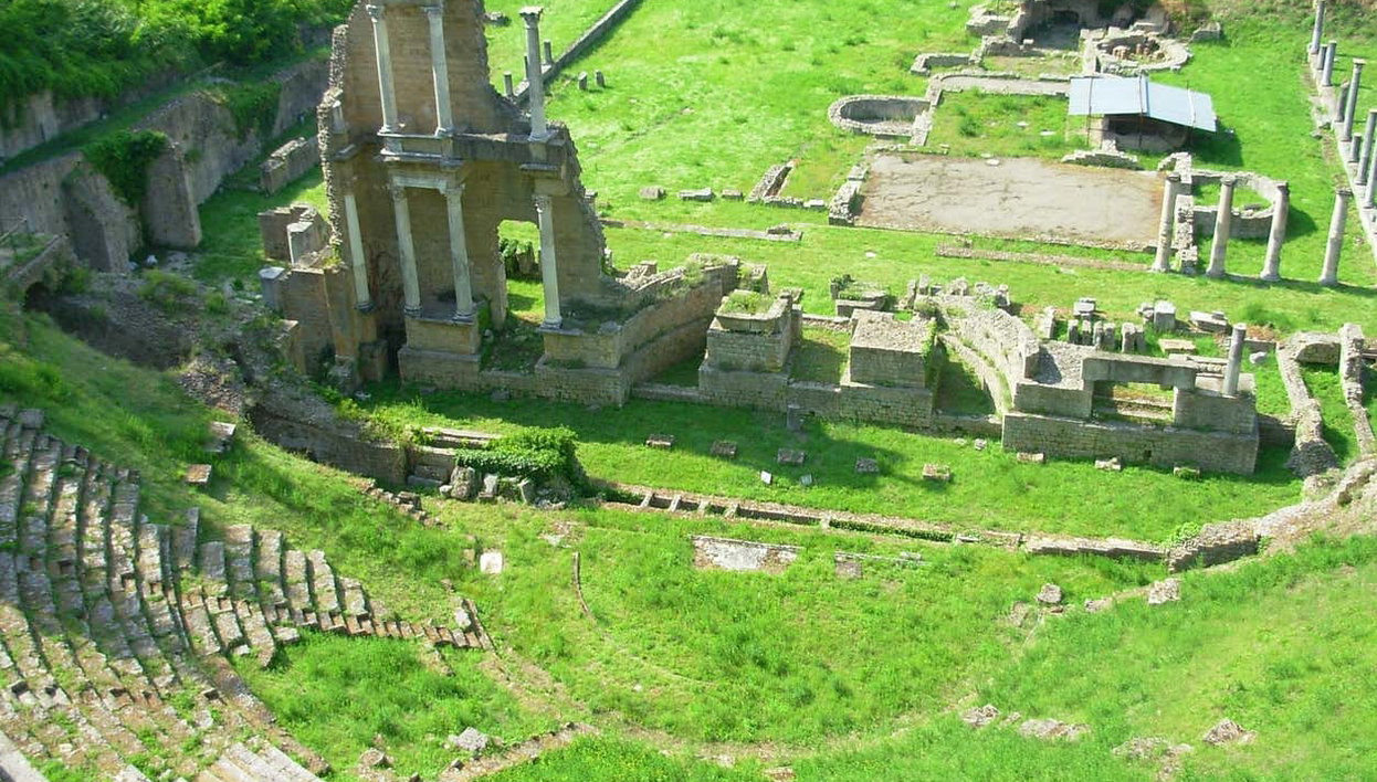 Tour privado por Volterra con guía en español - Foto 2, Admirando las ruinas del teatro romano de Volterra