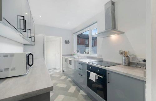 Spacious 4BR on Leafield Rd - Photo 2