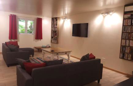 Lovely Modern 6-Bed Retreat Near 3 Swimming Lakes, Perfect for Families - Foto 19