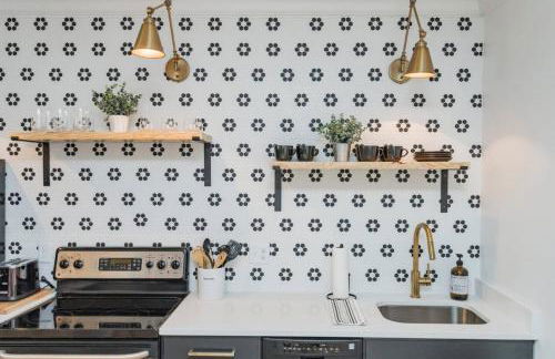 Two Condos on Music Row that Sleeps 14 with POOL and Parking - Foto 54