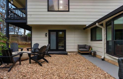 Luxury Zilker Home Pool Hot Tub and 2 Kitchens - Photo 36