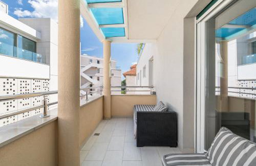 Bačvice - 2 BR , terrace,3 air conditioners, parking,elevator 3 minutes to the beach - Photo 17