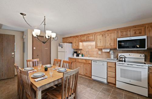 Trapper 8: Cozy 4-Bedroom Condo, 1 Minute to Yellowstone, perfect for 8 guests. - Foto 33