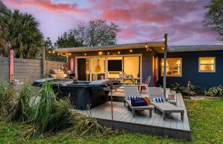 Hot Tub Firepit Deck 10mins to Beach Near Las Olas Middle Terrace Cottage by AvantStay - Foto 1