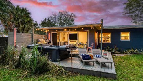 Hot Tub Firepit Deck 10mins to Beach Near Las Olas Middle Terrace Cottage by AvantStay - Foto 1, Other