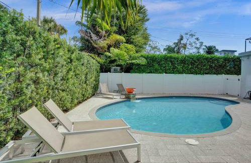 Contemporary 2BR Home with Pool & BBQ Access - Foto 27