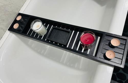 Luxury 2-Bed Apartment,Office with Built-In TV King Bed, Private Entrance and free Parking - Foto 32