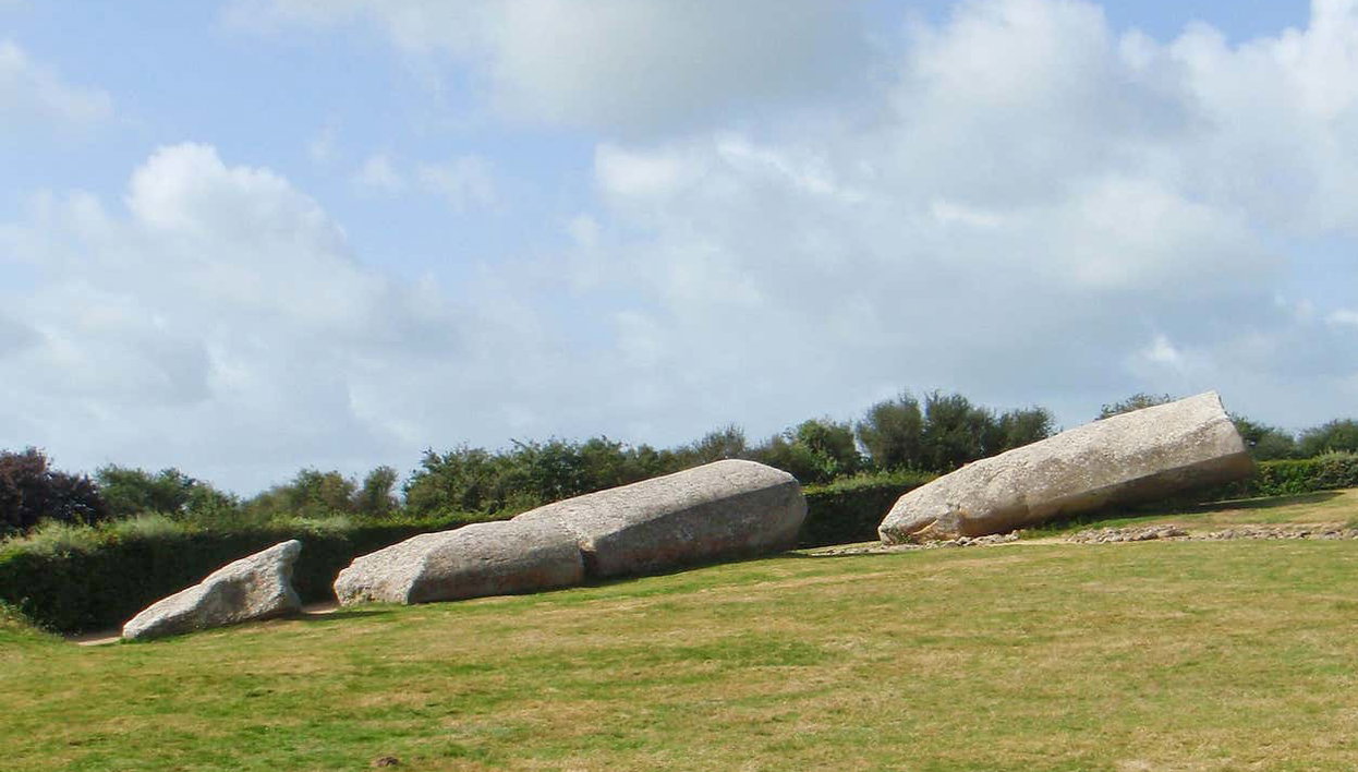 Locmariaquer Megalithic Complex Tickets - Foto 2, Fragmented menhir of Er Grah