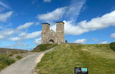 Modern apartment near the beach free parking - Photo 8