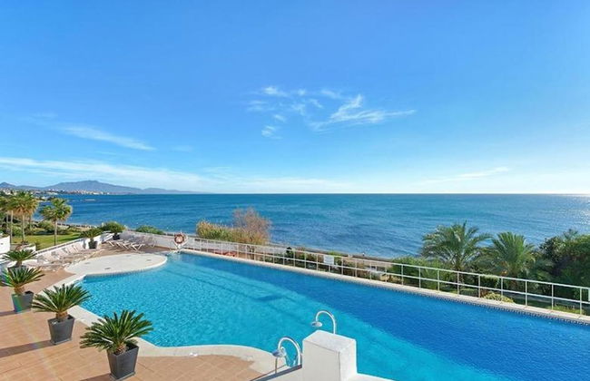 Spacious Stunning Views 2-bed Apartment, Estepona - Foto 1
