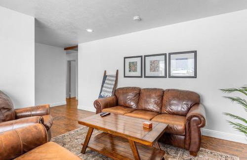 Modern home near UVU and BYU with hot tub and mountain views - Foto 7