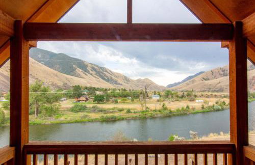 Stunning Salmon Riverfront Cabin - Foto 11