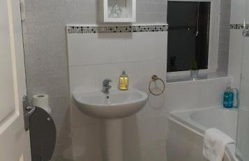 Ladbury House in Walsall near M6, Walsall Uni and Hospital, with free parking and easy access to Birmingham city centre and West Bromwich, only 20 mins to NEC and Birmingham airport, 15 mins to Villa Park, Great for contractors! - Foto 8