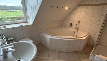 Hotelähnlich ausgestattete Zimmer mit eigenem Bad - Foto 4