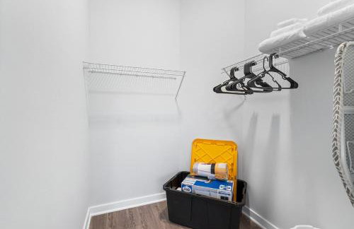 Modern 2BR 2BA Condo Sleeps 8 with Gym Laundry 20 Min to NYC - Foto 14