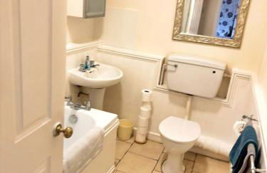 Large Balcony Apartment - 2 Double Beds - Sleeps 4 - Close to Town & Racecourse - Off Street Parking 2 Cars - Fast Wifi - Foto 13