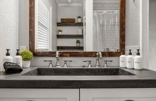 Tiny Home w MIL suite - 3 MI to DT - Foto 43