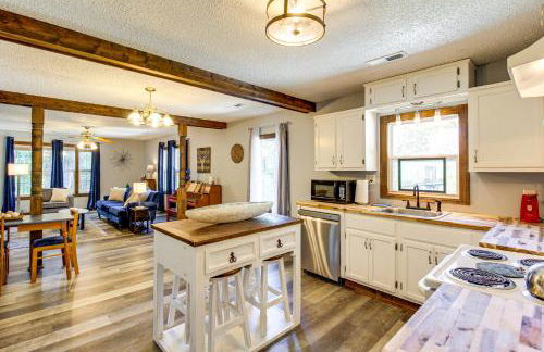 Lake Guntersville Hideaway! Home on Over 2 Acres - Foto 2