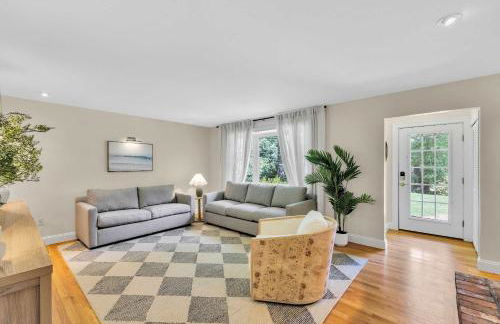 1 Story Family Home Half Mile to Beach with Patio , Grill, Office with Twin Beds, Peaceful Wooded Setting, Spacious Driveway, Garden Views, Walk to Shore, Perfect Cape Cod Getaway for Families - Foto 27