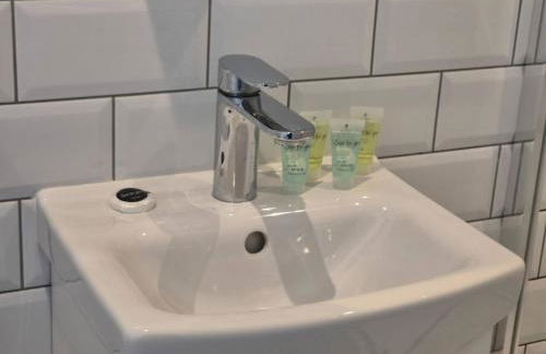 Modern Studio in Fratton, Portsmouth - Contractors Welcome #1 - Photo 15