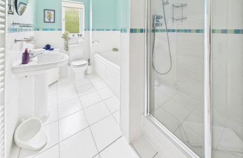 Large detached house near the sea - Photo 15