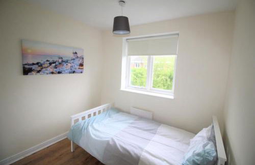 3 Bed Detached - Sleeps 5 - Private Garden & Parking Plus Garage - Quiet Cul De Sac Location - Dog Friendly - Fast Wifi - Close to Motorway Access - Foto 30