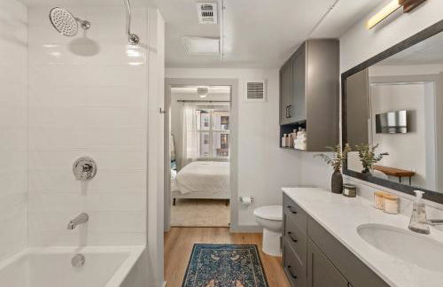 Polished Contemporary 2BR 2BA Private Balcony - Foto 22