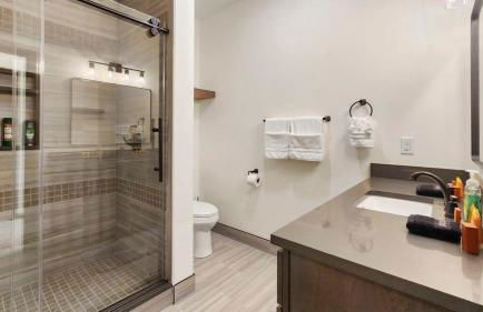 3BR+Loft Modern Mountain Retreat w Hot Tub - Foto 34