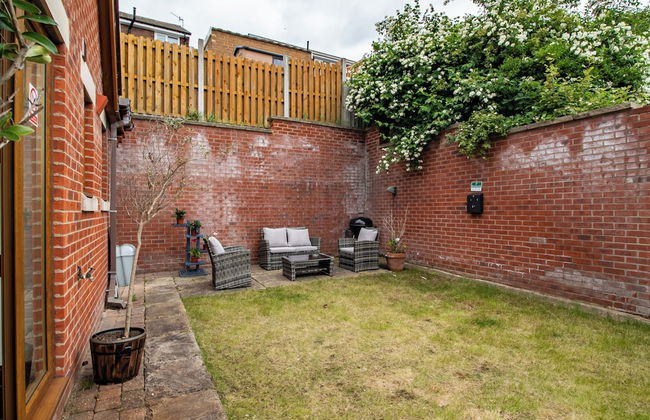 Luxurious Sheffield Villa With Stunning Views - Photo 16