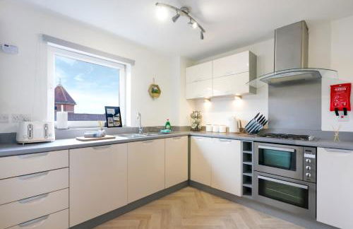 City Centre Apartment with Free Parking, Balcony, Super-Fast Wifi and Smart TV with Netflix by Yoko Property - Photo 16
