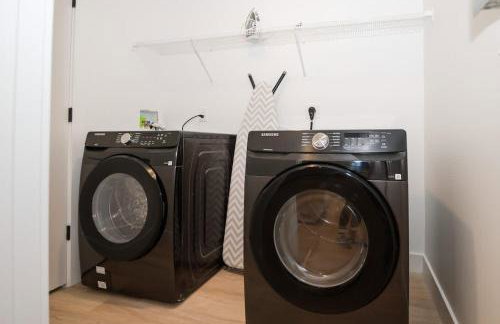 3-story home for 12 Near Ark with Hot Tub & Parking! - Foto 21