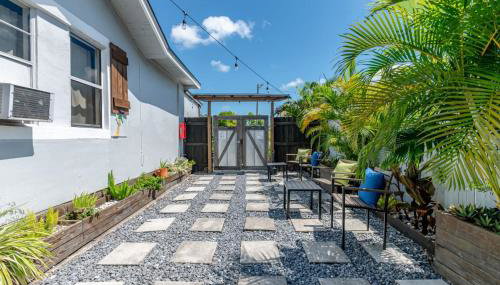 Remodeled 2BR Apartment w/ Garden Deck - Photo 3