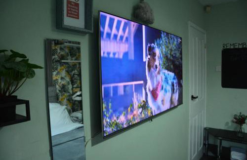 Cosy and Private with 55"TV and Dedicated Toilet Shower Space - Foto 50