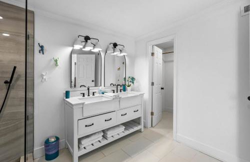 Chic Modern House Close to Beaches & Downtown - Photo 28