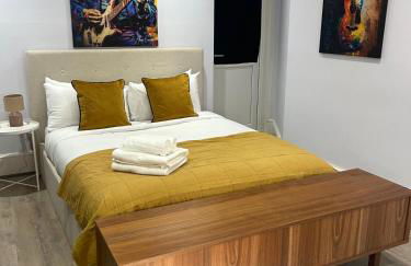 Large 3 bedrm apartment in heart of Theatre Land - Photo 4