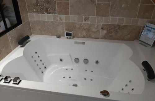 Logement Cozzy avec vue sur la vallée et Jacuzzi - Foto 16