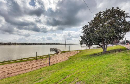 Walk to Lake Chicot Cottage with Yard and Views! - Foto 2