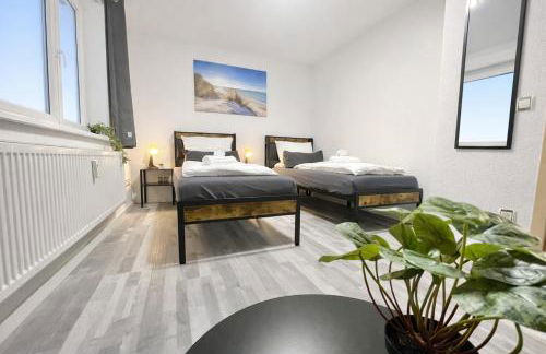 STN Kocherwald Suite - Ferienwohnung mit 4 Schlafzimmer, 8 Big Beds, Parkplatz & Balkon, Highspeed WLAN, Netflix Premium, Zentral zu Audi & Schwarz Gruppe - Foto 30