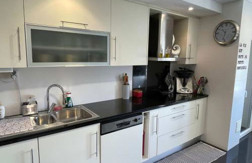 Stylish & Spacious Apartment with Balcony - Foto 33