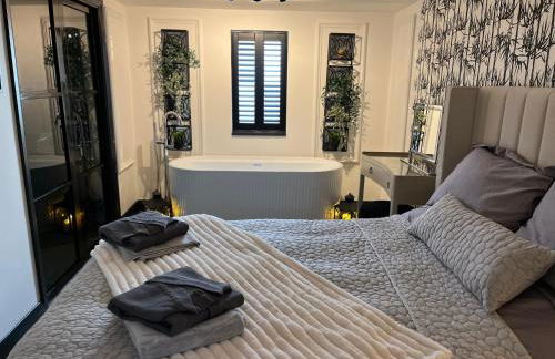 Caban Y Tan Ffawydd Luxury couples retreat with private Wood Fired Hot Tub - Foto 1