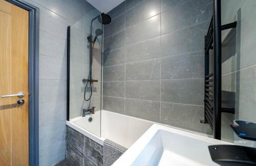 Spacious 3-Bedroom Home Near City Centre with Parking - Foto 35