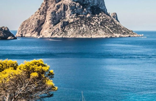 Oceanfront Retreat in Sant Josep de sa Talaia With Shared Pool - Foto 9