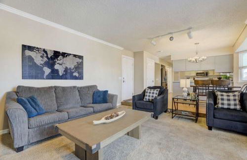 Deep Blue Spacious Escape w Hot Tub & Playground - Foto 16